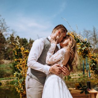 Jarní svatba plná lásky a slunce ☀️💛 Jaro je symbolem nových začátků – stejně jako váš velký den! 💍✨ Nechte se unést...