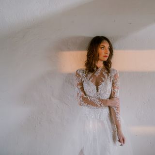 Když stojíte ve svatebních šatech v prostoru, který doslova dýchá historií… zastaví se čas. 💍✨🤍 Jevišovická sýpka je...