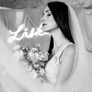 Nevím, jak to máte vy, ale já když obléknu svatební šaty, okamžitě se naladím na úplně jinou vlnu... 🤍✨ @eva_vysmekova...